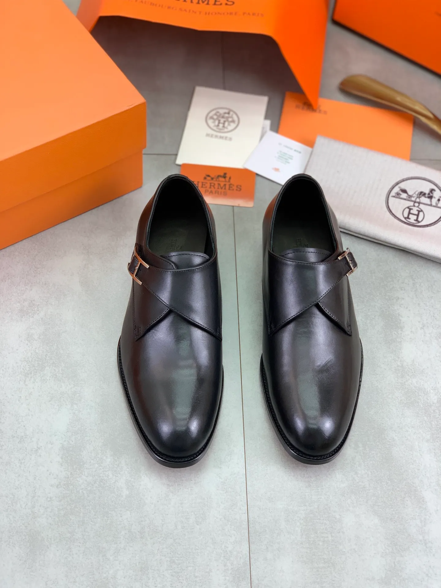 Factory price P940 💰💎💎💎 Original genuine leather outsole Brand: Hermès Grade: Same as the official website Original quality materials: Original soft calfskin Water-dyed cowhide lining Original Italian genuine leather outsole Style categories: Men's fashion Formal casual leather shoes Slip-on men's shoes series Young fashion European and American trends British style Code number: 39-45 (38.46 can be customized)